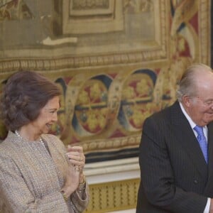 Le roi Juan Carlos Ier fier de sa petite-fille. Le roi Felipe VI d'Espagne a remis le 30 janvier 2018, jour de son 50e anniversaire, le collier et les insignes de l'Ordre de la Toison d'or à sa fille aînée et héritière la princesse Leonor des Asturies, 12 ans, au palais royal à Madrid, en présence notamment de la reine Letizia, l'infante Sofia, le roi Juan Carlos Ier et la reine Sofia, l'infante Elena ou encore Paloma Rocasolano et Jesus Ortiz.