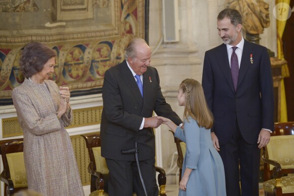 Le roi Juan Carlos Ier fier de sa petite-fille. Le roi Felipe VI d'Espagne a remis le 30 janvier 2018, jour de son 50e anniversaire, le collier et les insignes de l'Ordre de la Toison d'or à sa fille aînée et héritière la princesse Leonor des Asturies, 12 ans, au palais royal à Madrid, en présence notamment de la reine Letizia, l'infante Sofia, le roi Juan Carlos Ier et la reine Sofia, l'infante Elena ou encore Paloma Rocasolano et Jesus Ortiz.
