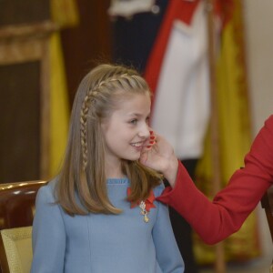 Le roi Felipe VI d'Espagne a remis le 30 janvier 2018, jour de son 50e anniversaire, le collier et les insignes de l'Ordre de la Toison d'or à sa fille aînée et héritière la princesse Leonor des Asturies, 12 ans, au palais royal à Madrid, en présence notamment de la reine Letizia, l'infante Sofia, le roi Juan Carlos Ier et la reine Sofia, l'infante Elena ou encore Paloma Rocasolano et Jesus Ortiz.