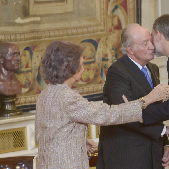 Le roi Felipe VI d'Espagne a remis le 30 janvier 2018, jour de son 50e anniversaire, le collier et les insignes de l'Ordre de la Toison d'or à sa fille aînée et héritière la princesse Leonor des Asturies, 12 ans, au palais royal à Madrid, en présence notamment de la reine Letizia, l'infante Sofia, le roi Juan Carlos Ier et la reine Sofia, l'infante Elena ou encore Paloma Rocasolano et Jesus Ortiz.