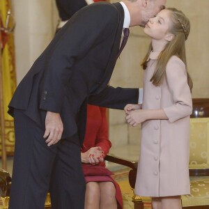 Le roi Felipe VI d'Espagne a remis le 30 janvier 2018, jour de son 50e anniversaire, le collier et les insignes de l'Ordre de la Toison d'or à sa fille aînée et héritière la princesse Leonor des Asturies, 12 ans, au palais royal à Madrid, en présence notamment de la reine Letizia, l'infante Sofia, le roi Juan Carlos Ier et la reine Sofia, l'infante Elena ou encore Paloma Rocasolano et Jesus Ortiz.