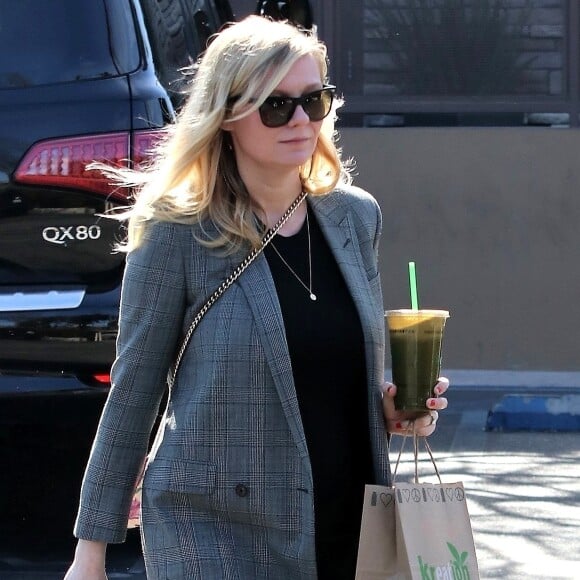 Exclusif - Kirsten Dunst, enceinte, et son compagnon Jesse Plemons sortent de chez "Kreation Organic Juice" à Los Angeles, le 18 janvier 2018.