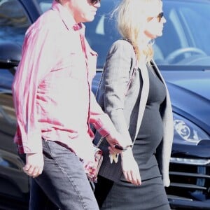 Exclusif - Kirsten Dunst, enceinte, et son compagnon Jesse Plemons sortent de chez "Kreation Organic Juice" à Los Angeles, le 18 janvier 2018.