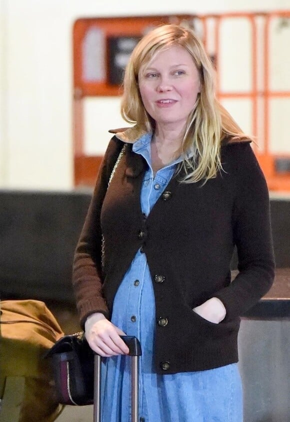 Exclusif - Kirsten Dunst enceinte et son fiancé Jesse Plemons arrivent à Los Angeles le 17 janvier 2018.
