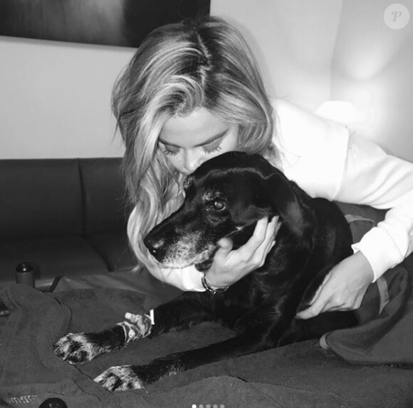 Khloé Kardashian annonce la mort de son chien Gabbana sur Instagram le 30 janvier 2018.