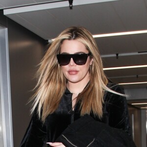 Khloé Kardashian enceinte arrive à Los Angeles en provenance de Cleveland le 28 janvier 2018.