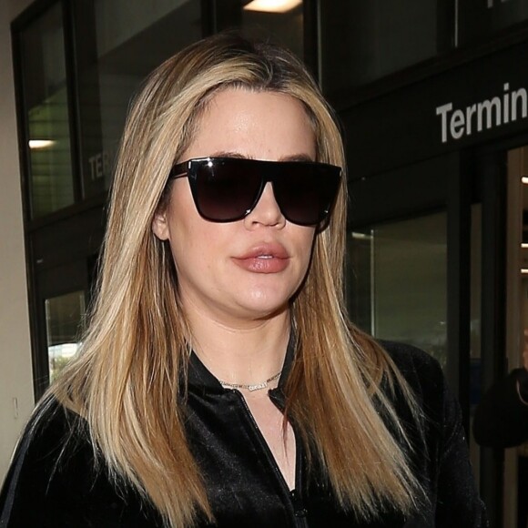 Khloé Kardashian enceinte arrive à Los Angeles en provenance de Cleveland le 28 janvier 2018.
