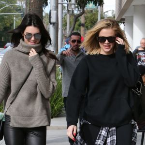 Khloe Kardashian va déjeuner au restaurant avec Kendall Jenner à Beverly Hills, le 20 décembre 2015.