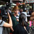 Bastien Grimal, ex-candidat de "Secret Story 10", au shouk Hacarmel de Tel-Aviv, interviewé par la chaîne française i24 News. © Myriam Cohen