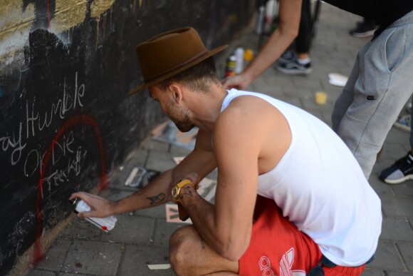 Bastien Grimal, ex-candidat de "Secret Story 10", lors d'un atelier street-art à Florentine, le quartier des artistes, avec Daniel Siboni. © Myriam Cohen