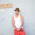Bastien Grimal, ex-candidat de "Secret Story 10", devant le Beit Kneset de Tel-Aviv. © Myriam Cohen