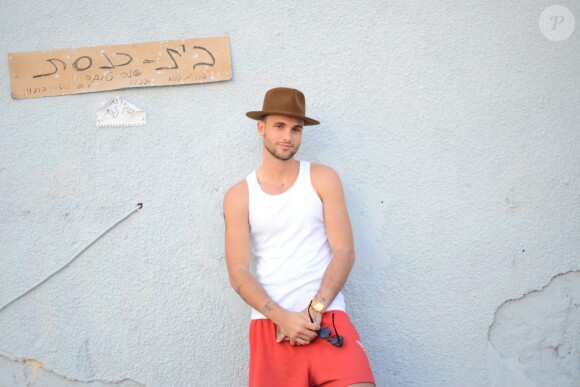 Bastien Grimal, ex-candidat de "Secret Story 10", devant le Beit Kneset de Tel-Aviv. © Myriam Cohen