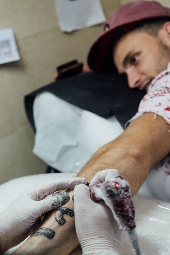 Bastien Grimal, ex-candidat de "Secret Story 10", se fait tatouer un serpent de mer. © Thomas J. Serer / Instagram Jesusance