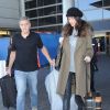 George Clooney et sa femme Amal Alamuddin-Clooney (enceinte) arrivent à l'aéroport à Los Angeles le 27 janvier 2017