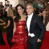 George Clooney et Amal Alamuddin Clooney à la Soirée Costume Institute Gala 2015 (Met Ball) au Metropolitan Museum, célébrant l'ouverture de Chine: à travers le miroir à New York. Le 4 mai 2015.