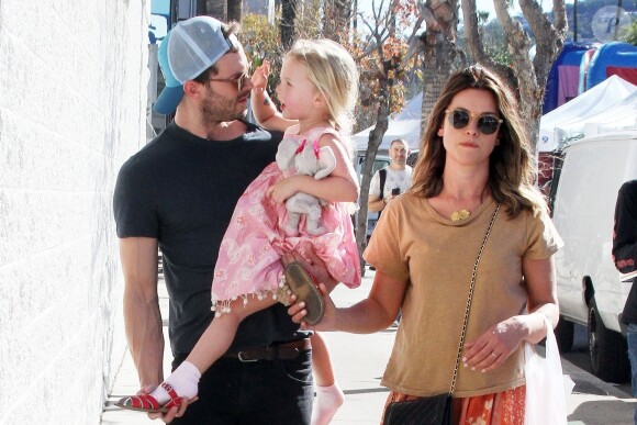 Jamie Dornan se balade avec sa femme Amelia Warner et ses enfants Elva et Dulcie dans les rues de Studio City, le 28 janvier 2018