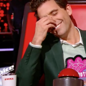 Mika vexe Zazie après la prestation de Carlton dans "The Voice 7" sur TF1 le 3 février 2018.