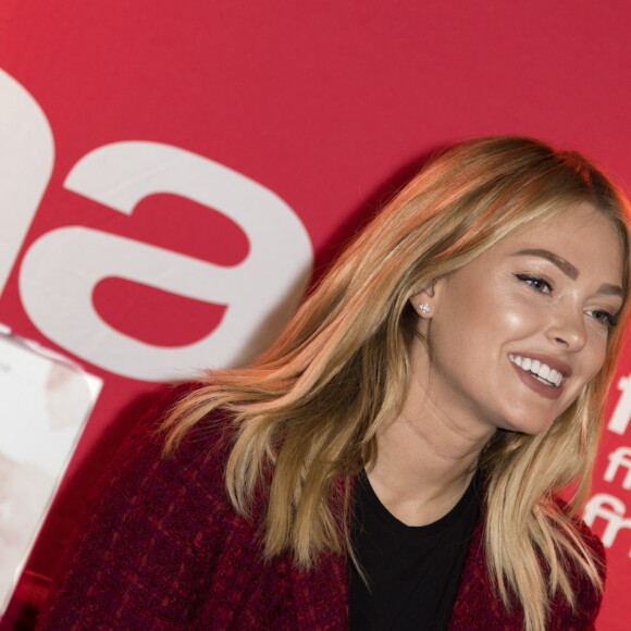 Caroline Receveur dédicace son livre "No filter" à la FNAC de Chatelet les Halles à Paris le 12 octobre 2017. © Pierre Perusseau/Bestimage
