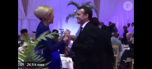 Brigitte et Emmanuel Macron dansent à l'occasion d'une visite officielle à Dakar.