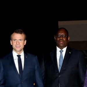 Le président de la République Emmanuel Macron, sa femme la première dame Brigitte Macron (Trogneux), le président sénégalais Macky Sall et sa femme la première dame Marieme Faye Sall à l'aéroport international Léopold-Sédar-Senghor à Dakar, Sénégal, le 1er février 2018. © Dominique Jacovides/Bestimage