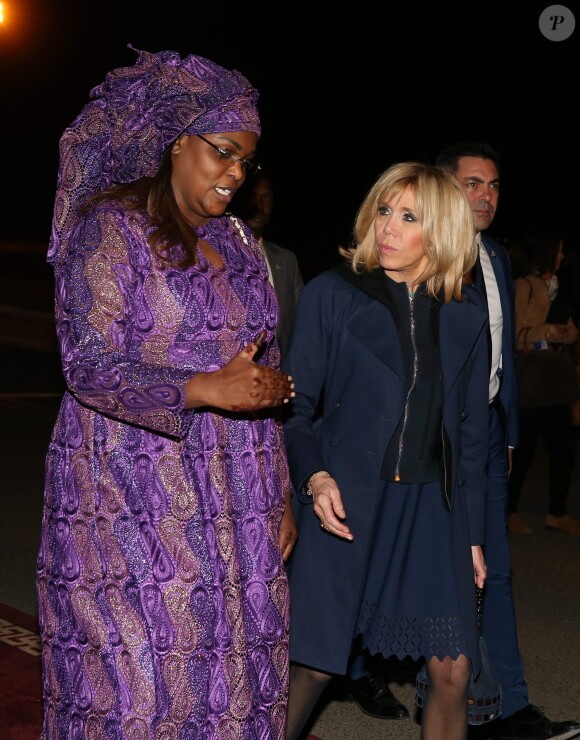 La première dame Brigitte Macron (Trogneux) et la première dame Marieme Faye Sall - La première dame Brigitte Macron (Trogneux) sont accueillis par le président sénégalais Macky Sall et sa femme la première dame Marieme Faye Sall à l'aéroport international Léopold-Sédar-Senghor à Dakar, Sénégal, le 1er février 2018 © Dominique Jacovides/Bestimage