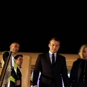 Le président de la République Emmanuel Macron et sa femme la première dame Brigitte Macron (Trogneux) sont accueillis par le président sénégalais Macky Sall et sa femme la première dame Marieme Faye Sall à l'aéroport international Léopold-Sédar-Senghor à Dakar, Sénégal, le 1er février 2018 © Dominique Jacovides/Bestimage