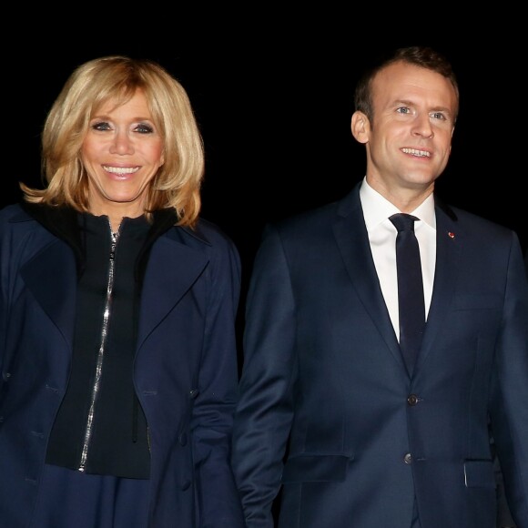 Le président de la République Emmanuel Macron et sa femme la première dame Brigitte Macron (Trogneux) sont accueillis par le président sénégalais Macky Sall et sa femme la première dame Marieme Faye Sall à l'aéroport international Léopold-Sédar-Senghor à Dakar, Sénégal, le 1er février 2018 © Dominique Jacovides/Bestimage