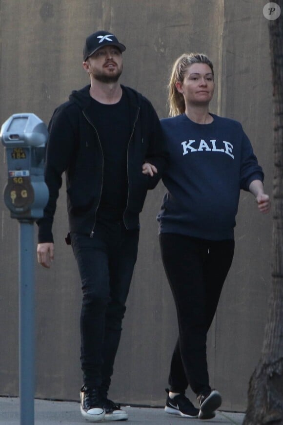 Exclusif - Aaron Paul et sa femme Lauren Parsekian enceinte se baladent en amoureux dans les rues de Los Angeles, le 30 janvier 2018
