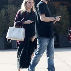 Exclusif - Aaron Paul et sa femme Lauren, enceinte, font des emplettes à Los Angeles le 15 janvier 2018.