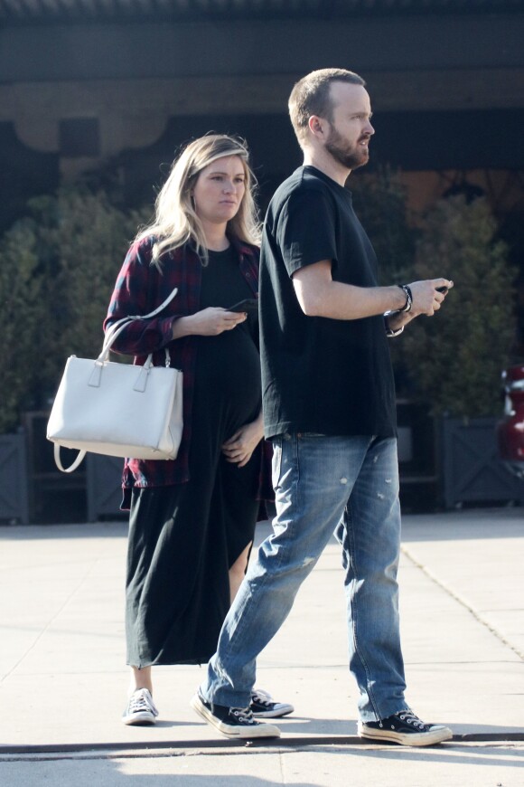 Exclusif - Aaron Paul et sa femme Lauren, enceinte, font des emplettes à Los Angeles le 15 janvier 2018.