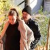 Exclusif - Aaron Paul embrasse sa femme Lauren, enceinte lors d'une promenade à Los Angeles le 21 décembre 2017.