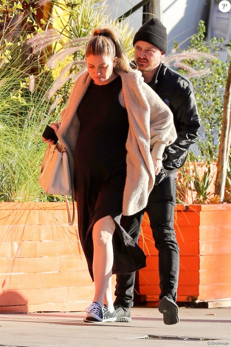 Exclusif - Aaron Paul embrasse sa femme Lauren, enceinte lors d&#039;une promenade à Los Angeles le 21 décembre 2017.