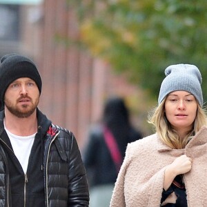 Exclusif - Aaron Paul (Breaking Bad) et sa femme Lauren Parsekian, enceinte, dans la rue à New York le 8 novembre 2017
