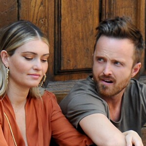 Semi-exclusif - Aaron Paul prend une pause pour passer du temps avec sa femme Lauren Parsekian pendant le tournage du film "Welcome home" à Todi, Italie, le 1er juin 2017.