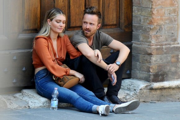 Semi-exclusif - Aaron Paul prend une pause pour passer du temps avec sa femme Lauren Parsekian pendant le tournage du film "Welcome home" à Todi, Italie, le 1er juin 2017.