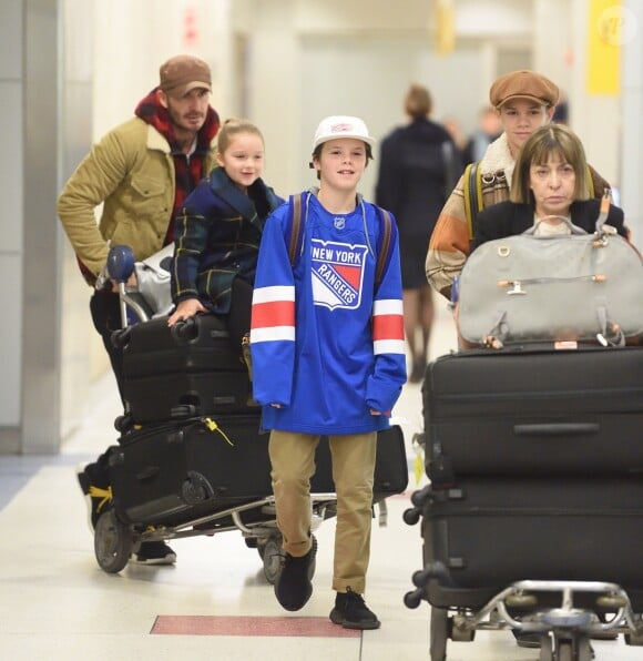 David Beckham et ses enfants Romeo, Cruz et Harper arrivent à l'aéroport de JFK à New York, le 9 février 2018.