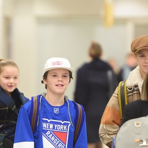 David Beckham et ses enfants Romeo, Cruz et Harper arrivent à l'aéroport de JFK à New York, le 9 février 2018.