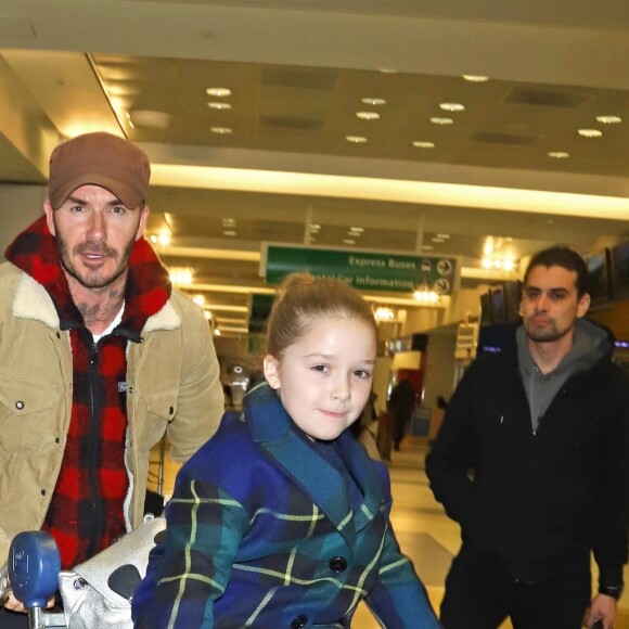 David Beckham et ses enfants Romeo, Cruz et Harper arrivent à l'aéroport de JFK à New York, le 9 février 2018.