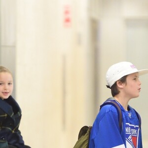 David Beckham et ses enfants Romeo, Cruz et Harper arrivent à l'aéroport de JFK à New York, le 9 février 2018.