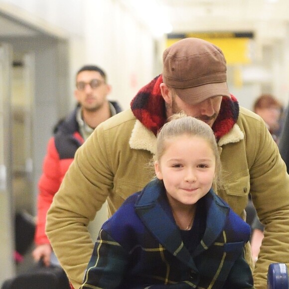 David Beckham et ses enfants Romeo, Cruz et Harper arrivent à l'aéroport de JFK à New York, le 9 février 2018.