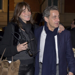 Carla Bruni quitte la salle de concert ou elle se produisait et rentre à son hôtel avec son mari Nicolas Sarkozy à Madrid le 10 janvier 2018.