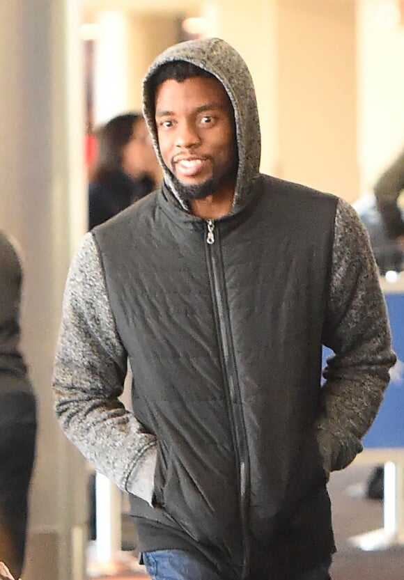 Chadwick Boseman arrive à l'aéroport LAX à Los Angeles, le 21 décembre 2017.
