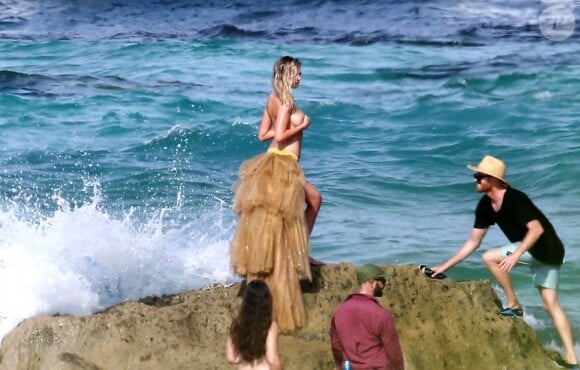 Exclusif - Kate Upton en pleine séance photo pour Sports Illustrated Swimsuit à Aruba aux Bahamas, le 9 octobre 2017.