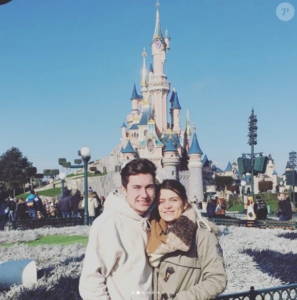 Enzo Soetens a fêté ses un an d'amour avec sa chérie. En plus d'un tatouage commun, ils se sont rendus avec Pascal Soetens à Disneylans Paris. Février 2018.
