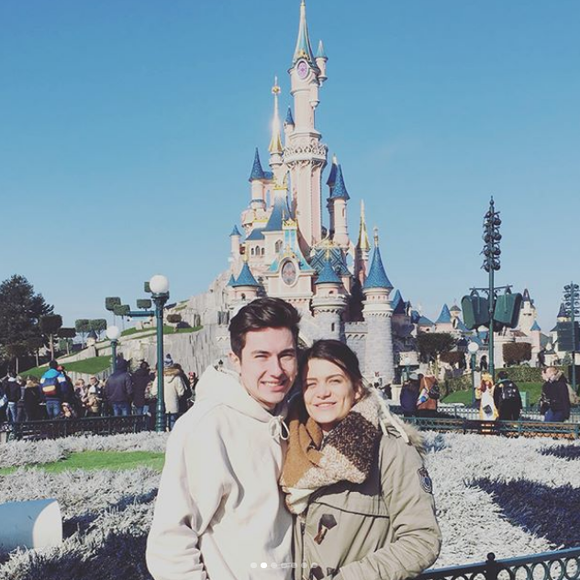 Enzo Soetens a fêté ses un an d'amour avec sa chérie. En plus d'un tatouage commun, ils se sont rendus avec Pascal Soetens à Disneylans Paris. Février 2018.