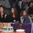 Julianne Moore, son mari Bart Freundlich et sa fille Liv assistent au NBA All-Star Game 2018 au Staples Center. Los Angeles, le 18 février 2018.