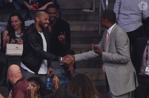 Thierry Henry et Dikembe Mutombo assistent au NBA All-Star Game 2018 au Staples Center. Los Angeles, le 18 février 2018.
