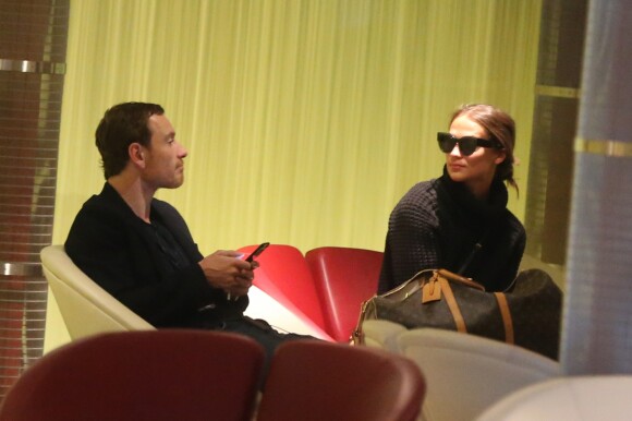 Exclusif - Alicia Vikander et son compagnon Michael Fassbender se retrouvent à l'aéroport de Paris-Charles-de-Gaulle pour partir aux Etats-Unis, à Roissy-en-France, banlieue de Paris, France, le 4 octobre 2017.