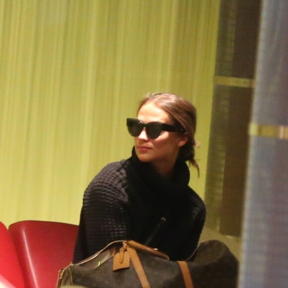 Exclusif - Alicia Vikander et son compagnon Michael Fassbender se retrouvent à l'aéroport de Paris-Charles-de-Gaulle pour partir aux Etats-Unis, à Roissy-en-France, banlieue de Paris, France, le 4 octobre 2017.