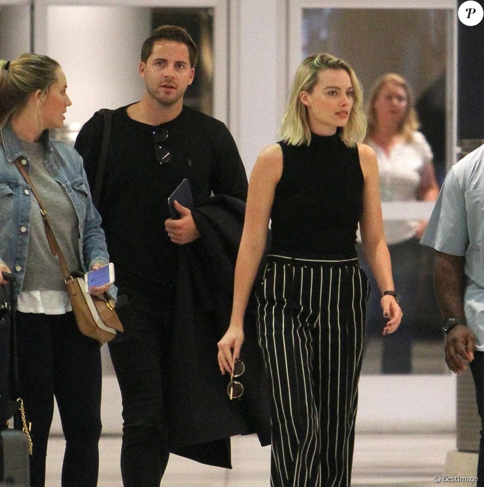 Margot Robbie Et Son Mari Exclusif - Margot Robbie et son mari Tom Ackerley arrivent à l'aéroport JFK  de New York le 8 octobre 2017 - Purepeople